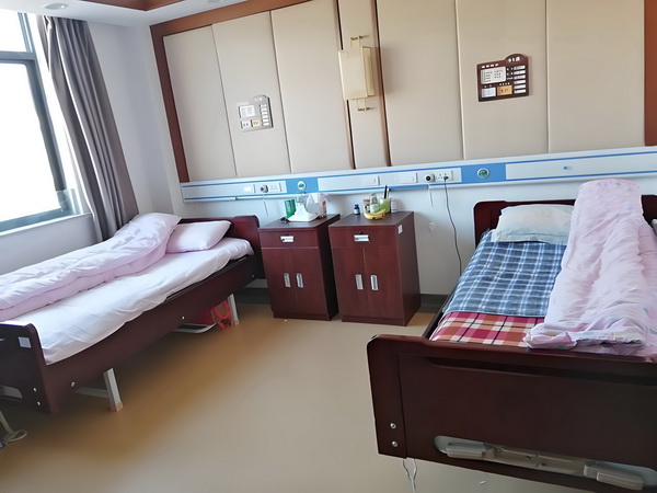全日制专科深圳落户_76岁林子祥近况曝光，与小14岁娇妻恩爱27年 公园站在影或是里合